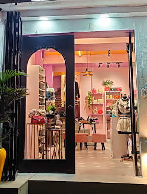 The entrance to Huckleberry Hangers